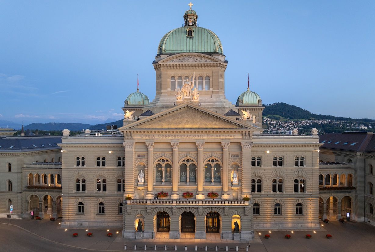 Frontalaufnahme vom Parlamentsgebäude in Bern, Schweiz